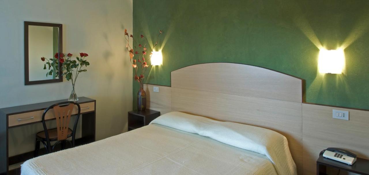 Hotel Il Cavaliere Nero Tirrenia Exterior foto